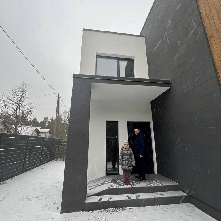 Первая в Украине семья получила сертификат на новое жилье во время войны: как это работает (фото)